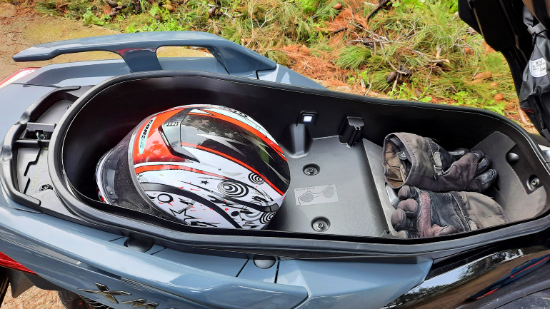 Τεράστιος χώρος αποθήκευσης με ποιοτική επένδυση.