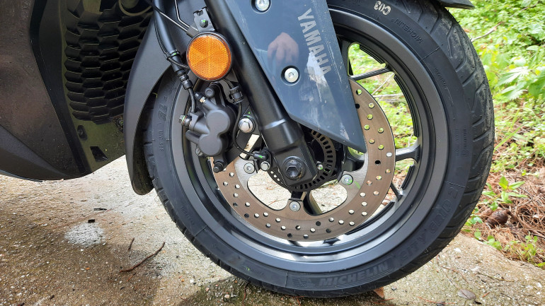 Φρένα με ενισχυμένη προοδευτικότητα και ABS.