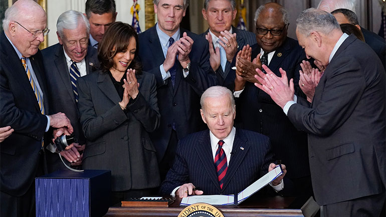 Ο Μπάιντεν υπέγραψε τον νόμο για βοήθεια ύψους 13,6 δισ. δολαρίων προς την Ουκρανία