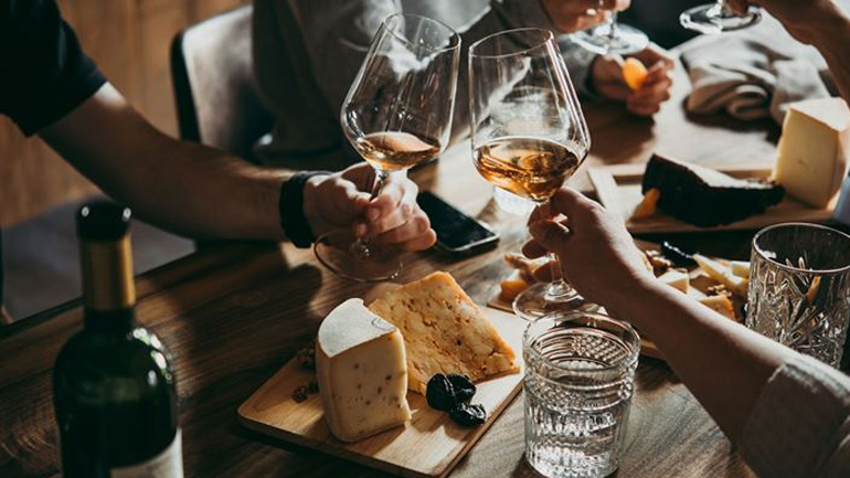 Γιατί είναι καλό να πίνουμε ένα ποτήρι κρασί με το φαγητό μας