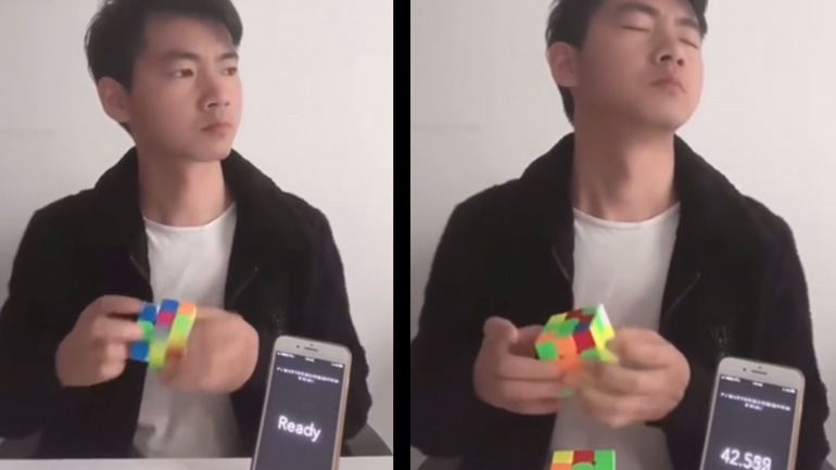 Άνδρας λύνει κύβο του Ρούμπικ ανάποδα, με κλειστά μάτια