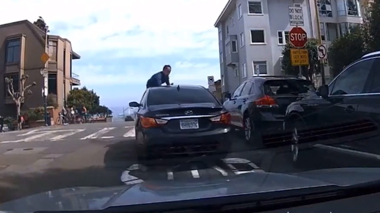 Αυτοκινητιστής βλέπει έναν κλέφτη να κλέβει τις τσάντες από το πορτμπαγκάζ του 