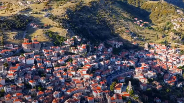 Η κοσμοπολίτικη Αράχωβα και ο Παρνασσός από ψηλά