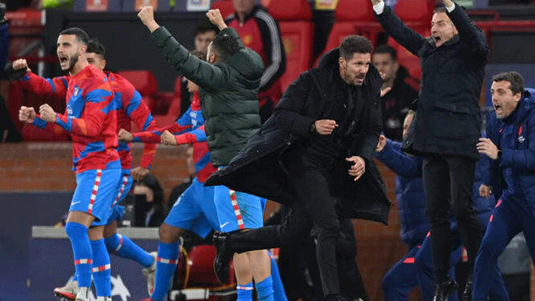 Η Μάντσεστερ Γιουνάιτεντ θα τιμωρήσει τους οπαδούς που πέταξαν αντικείμενα στον Ντιέγκο Σιμεόνε