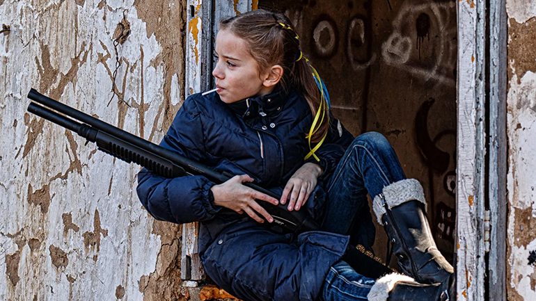 Ουκρανία: Η ιστορία πίσω από τη φωτογραφία του κοριτσιού με το γλειφιτζούρι και το όπλο