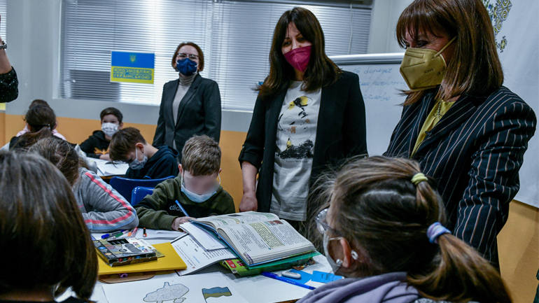 Προσφυγόπουλα από την Ουκρανία ζωγραφίζουν βόμβες, όπλα και φωτιές στο πολιτιστικό κέντρο Μπερεγίνια – Παρούσα η Πρόεδρος της Δημοκρατίας