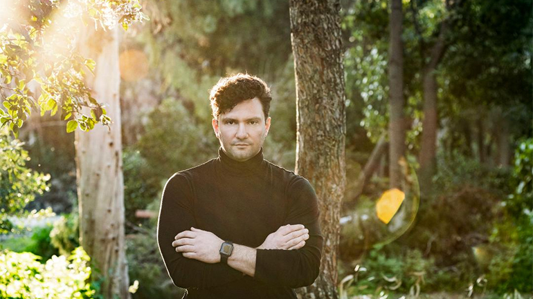 Ο Σταύρος Σαλαμπασόπουλος στο Θέατρο Πόλη με τη μουσική παράσταση «Τα φώτα της πόλης»