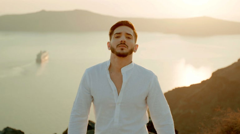 Χάρης Καραμολέγκος: Μας ταξιδεύει στη μαγευτική Σαντορίνη με το νέο του τραγούδι