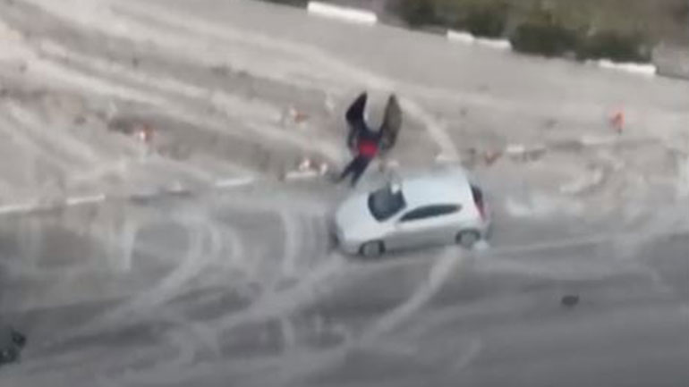 Άμαχος δολοφονείται από Ρώσους στρατιώτες έξω από το Κίεβο – Δείτε το βίντεο