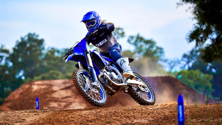 Σειρά motocross με τη σφραγίδα της Alpinestars και της Yamaha.