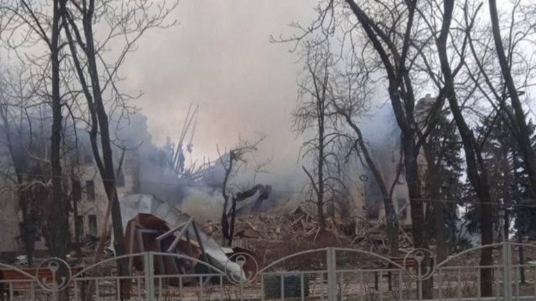 Άντεξε το καταφύγιο κάτω από το θέατρο στη Μαριούπολη που βομβαρδίστηκε – Υπάρχουν επιζώντες