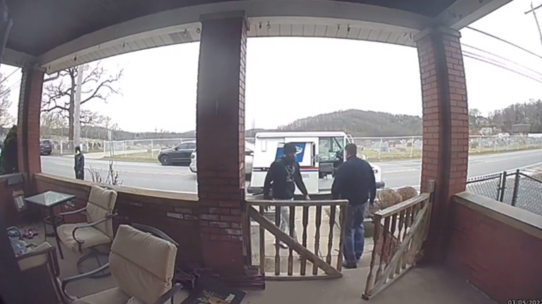 Θρασύτατος άνδρας κλέβει το δέμα που μόλις άφησε ένας κούριερ