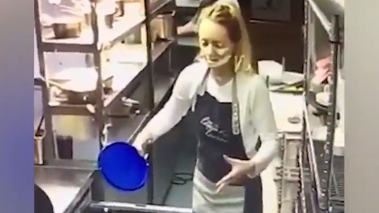 Υπάλληλος εστιατορίου εναντίον μαγιονέζας