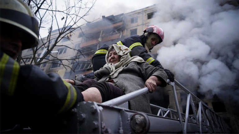 Κίεβο: Ένας νεκρός και τρεις τραυματίες σε πολυκατοικία από συντρίμμια πυραύλου
