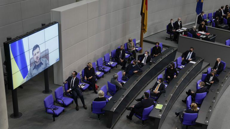 Γερμανία: Αντιδράσεις προκάλεσε η απόφαση της Bundestag να μην επιτρέψει συζήτηση για την Ουκρανία μετά την παρέμβαση Ζελένσκι