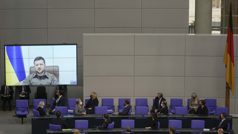 Ζελένσκι σε Σολτς: Γκρεμίστε αυτό το τείχος, βοηθήστε μας να σταματήσουμε τον πόλεμο