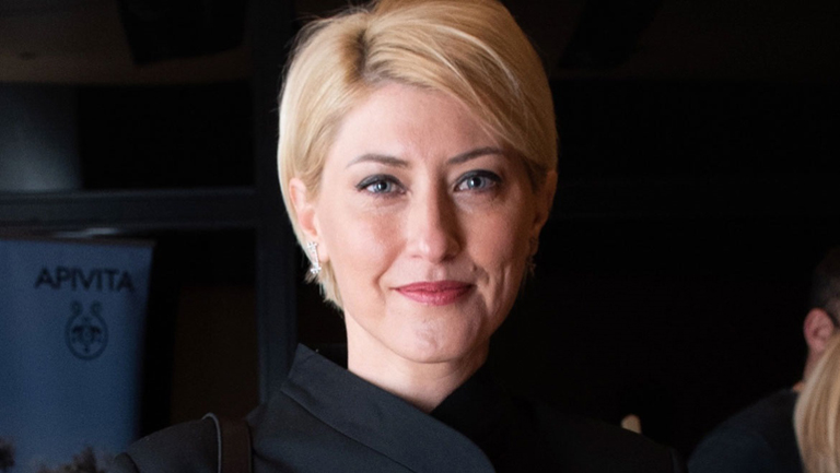 Σία Κοσιώνη: Με total black look σε παρουσίαση βιβλίου