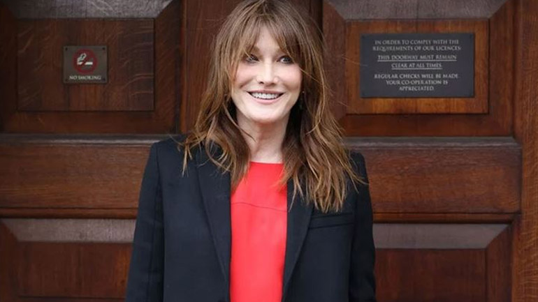 «Bottleneck bangs»: Η Carla Bruni υιοθέτησε το hot κούρεμα του 2022