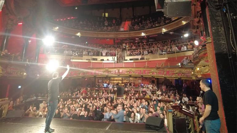 Αλέξανδρος Τσουβέλας: Εικόνες από τις sold out εμφανίσεις του στην Αγγλία