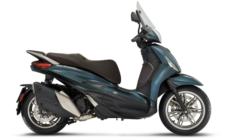 Σε τρεις διαφορετικούς χρωματισμούς είναι διαθέσιμο το Beverly 400 HPE.