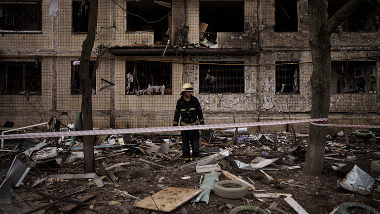 Ουκρανία: Ένας νεκρός και τέσσερις τραυματίες στο Κίεβο από θραύσματα ρωσικού πυραύλου