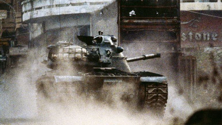 Ένα λεύκωμα με φωτογραφίες του Patrick Chauvel από πολεμικά μέτωπα