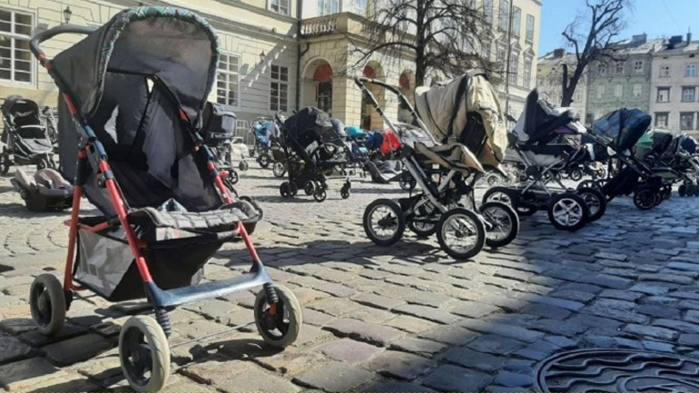Λβιβ: Άδεια παιδικά καρότσια, σύμβολο των παιδιών που σκοτώθηκαν στον πόλεμο