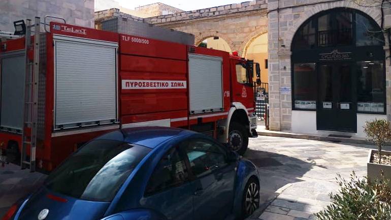 Φωτιά στο κέντρο της Ερμούπολης – Στις φλόγες παλιά νεοκλασική κατοικία