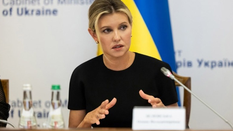 Η σύζυγος του Ζελένσκι ζητά «πραγματικούς ανθρωπιστικούς διαδρόμους»