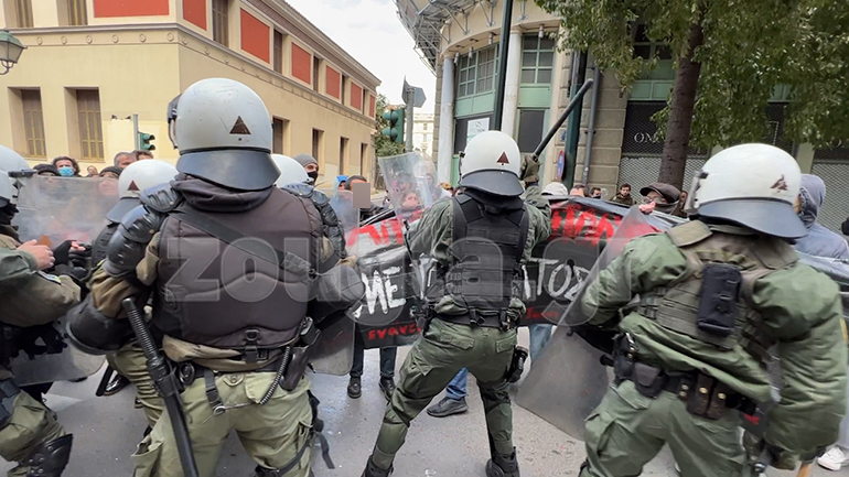 Αστυνομικοί των ΜΑΤ επιτέθηκαν στον φωτορεπόρτερ της «Ζούγκλας» – Δείτε το βίντεο Αστυνομικοί των ΜΑΤ επιτέθηκαν στον φωτορεπόρτερ της «Ζούγκλας» – Δείτε το βίντεο