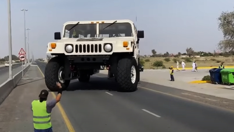 Μοναδικό θέαμα: Γιγαντιαίο Hummer με τέσσερις diesel κινητήρες