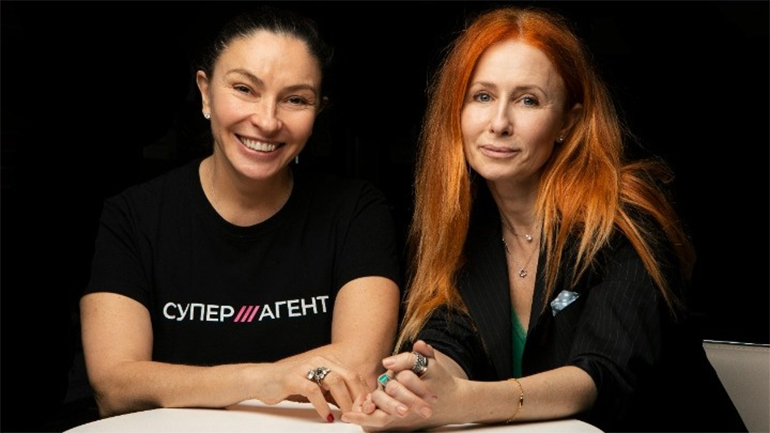 Η Ν. Σιντέγεβα, ιδιοκτήτρια του Dozhd TV και η σκηνοθέτρια Β. Κριτσέφσκαγια για το πανό της Μ. Οβσιανίκοβα