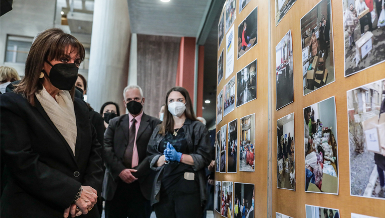 Δημαρχείο Θεσσαλονίκης: Επίσκεψη της ΠτΔ Κ. Σακελλαροπούλου στον χώρο συλλογής ανθρωπιστικής βοήθειας