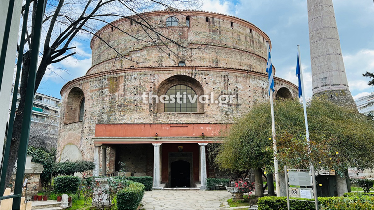 Θεσσαλονίκη: Φοιτητής μπούκαρε στη Ροτόντα και έσπασε τον Σταυρό επειδή τον χώρισε ο σύντροφός του