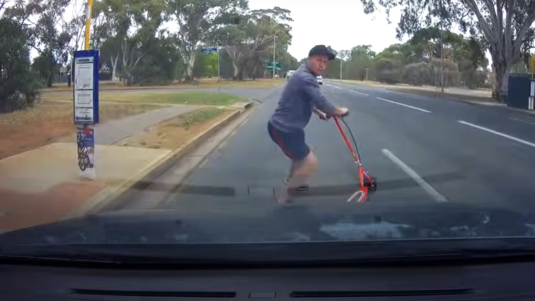 Τύπος με πατίνι σε λεωφόρο, σπάει το παρμπρίζ αυτοκινήτου επειδή του κόρναραν