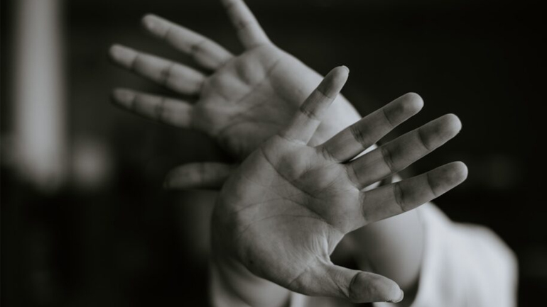 Κρήτη: Την βρήκαν γυμνή, να μυρίζει υγραέριο – Πώς οι αστυνομικοί έσωσαν την 56χρονη από τον σύζυγό της