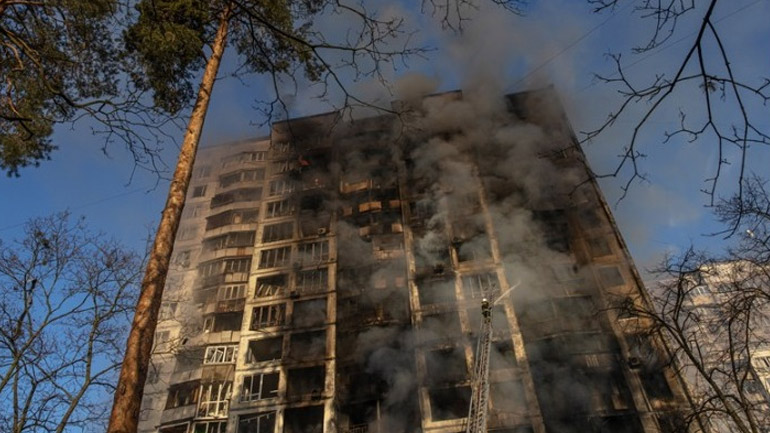 Κίεβο: Βομβαρδισμοί έπληξαν κατοικίες και εμπορικό κέντρο στη συνοικία Ποντίλ