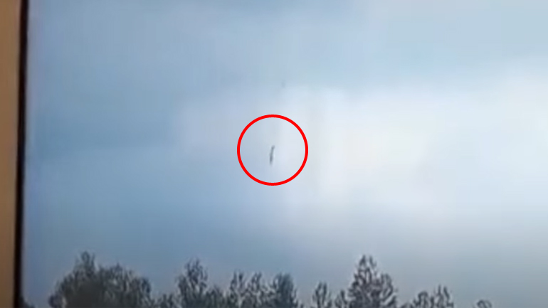 Η στιγμή της πτώσης του κινεζικού Boeing με τους 132 επιβαίνοντες – Δείτε το βίντεο