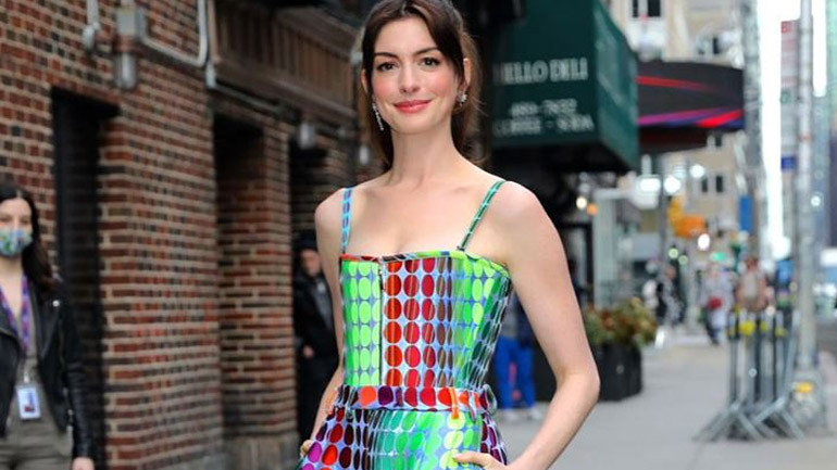 Το outfit της Anne Hathaway μας φέρνει ένα βήμα πιο κοντά στην Άνοιξη
