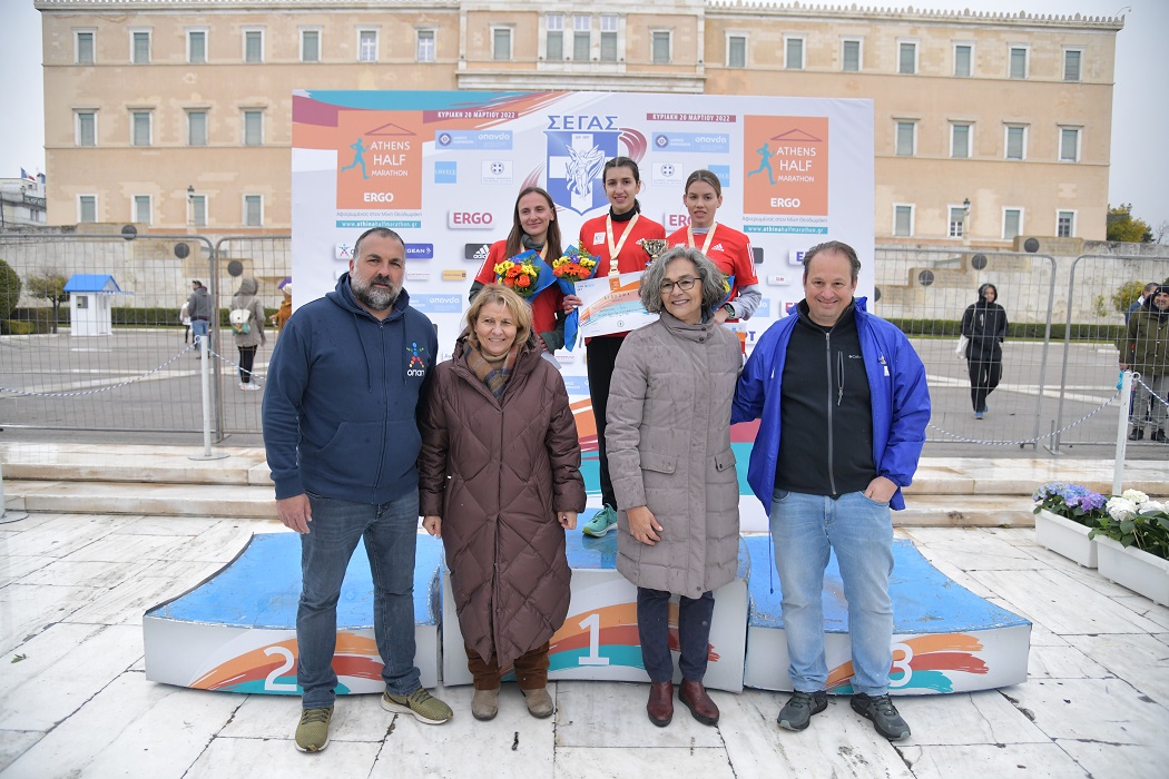 Ο Θανάσης Μπασδέκης, υπεύθυνος χορηγιών του ΟΠΑΠ, η Ξένια Αργιτάκη, αναπληρωματικό μέλος του ΣΕΓΑΣ στην ΕΟΕ, Σοφία Σακοράφα, πρόεδρος ΣΕΓΑΣ, ο Χρήστος Ραχιώτης, πρόεδρος της Ελληνικής Εταιρείας Αθλητικής Οδοντιατρικής βραβεύουν την μεγάλη νικήτρια του αγώνα δρόμου 5χλμ ΟΠΑΠ, Μαρία Κάσσου, τη δεύτερη νικήτρια, Ντενίσα Μπάλλα και την τρίτη, Ανδρικοπούλου Ζωή 