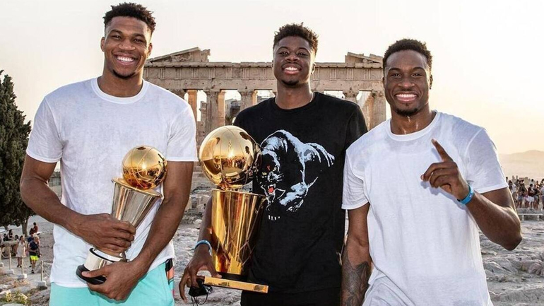 Το απίστευτο giveaway των αδερφών Αντετοκούνμπο – Δώρισαν σπίτι με θέα στην Ακρόπολη