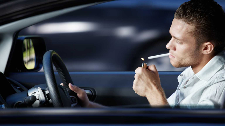 Η Γερμανία «τελειώνει» το κάπνισμα στο αμάξι με 3.000 ευρώ πρόστιμο. Τί ισχύει στην Ελλάδα;