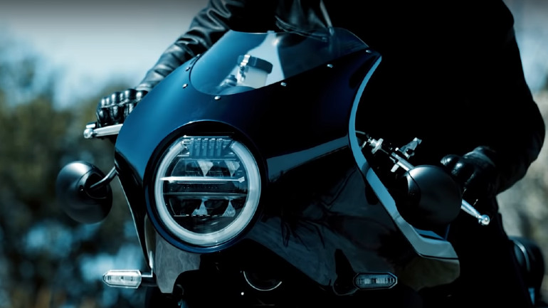 Οι καθρέπτες είναι τοποθετημένοι χαμηλά στο τιμόνι.