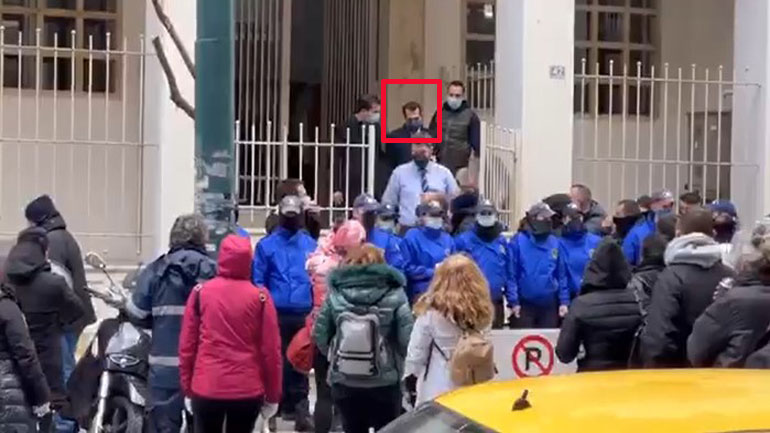 Εξοργισμένοι υγειονομικοί προπηλάκισαν τον υπουργό Υγείας, Θάνο Πλεύρη Εξοργισμένοι υγειονομικοί προπηλάκισαν τον υπουργό Υγείας, Θάνο Πλεύρη