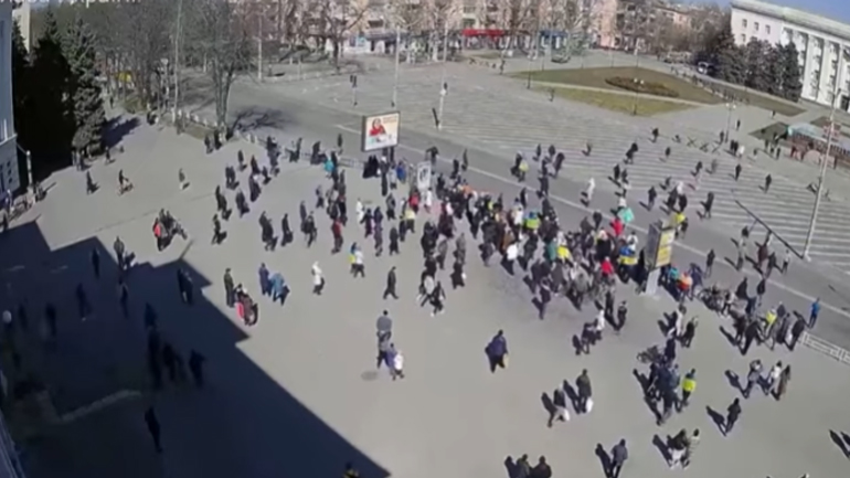 Κουλέμπα: Ρώσοι στρατιώτες διέλυσαν με τη βία διαδήλωση πολιτών στη Χερσώνα