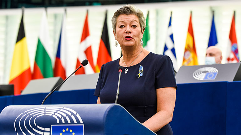 Επίτροπος Γιόχανσον: «Τεράστιος κίνδυνος» παιδιά πρόσφυγες να πέσουν θύματα διακινητών