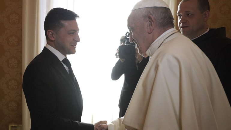 Ουκρανία: Ο Ζελένσκι ζήτησε τη μεσολάβηση του πάπα Φραγκίσκου για τον τερματισμό του πολέμου