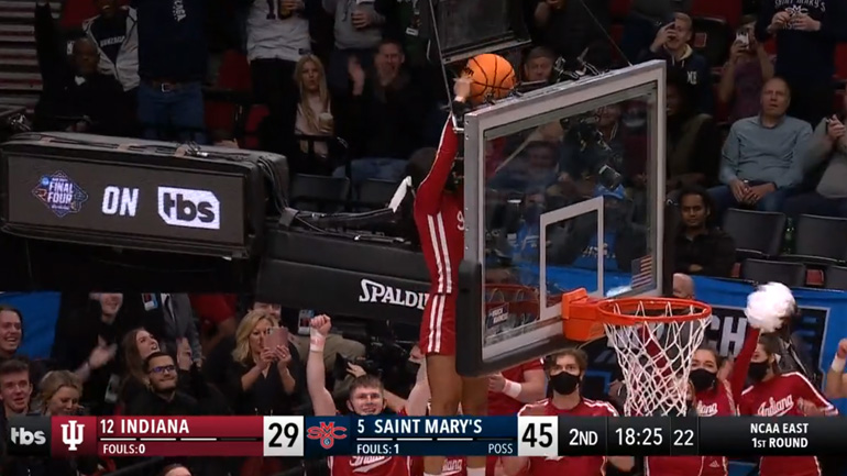 Mαζορέτα επιστρέφει την μπάλα στους παίκτες