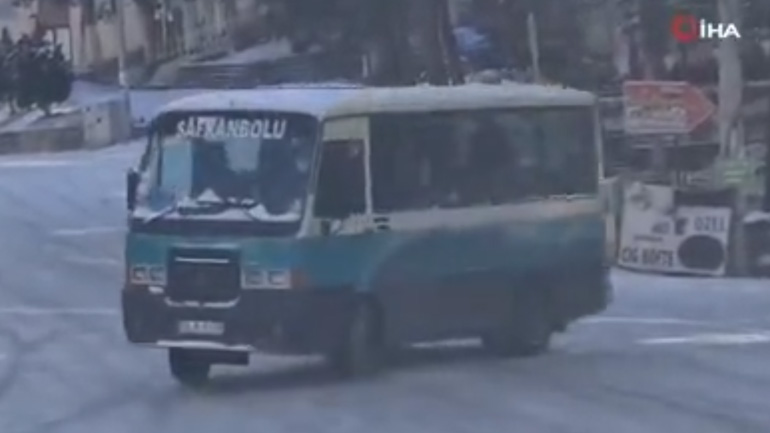 Λεωφορείο ντριφτάρει σε μια στάση