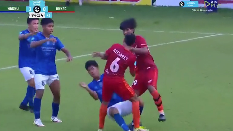 Ποδοσφαιριστής ρίχνει αγκωνιά στον αντίπαλό του